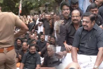 தடையை மீறி போராட்டம் - எடப்பாடி பழனிசாமி கைது