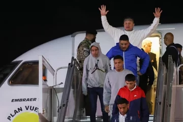 புலம்பெயர்ந்தோரை நாங்களே திருப்பி அழைத்துக்கொள்கிறோம்: அமெரிக்காவுக்கு விமானம் அனுப்பிய நாடு