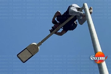 ගාලු මුවදොර උණුසුම් තත්ත්වයක් - ගෙලට තොණ්ඩුවක් දමා පුද්ගලයකු වර්ජනයේ