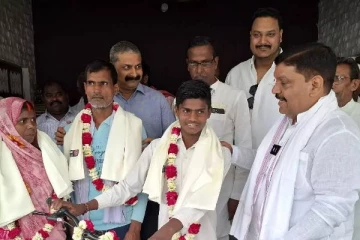 சுதந்திரத்திற்கு பின்னர் இந்திய கிராமம் ஒன்றில் 10 ஆம் வகுப்பு தேர்ச்சி பெற்ற முதல் மாணவன்