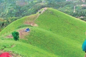 சுற்றுலா சென்றிருந்த இளைஞன் மலைப்பகுதியிலிருந்து சடலமாக கண்டெடுப்பு