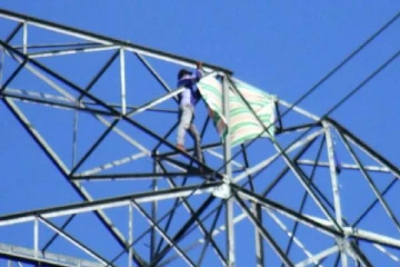 காணாமல் போன மகள்:கண்டுபிடித்து தருமாறு போராட்டத்தில் ஈடுபட்டுள்ள தந்தை