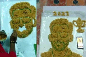 பிரியாணியால் தோனியின் உருவம் வரைந்த பெண்! வைரலாகும் புகைப்படம்!