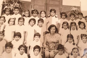 இந்த புகைப்படத்தில் இருக்கும் நடிகை யார் தெரியுமா.. 52 வயதாலும் ரஜினியுடன் நடித்து வருகிறார், இதோ பாருங்க