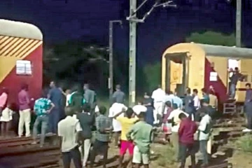 ரயிலில் தனியாக கழன்று ஓடிய 3 பெட்டிகள் - அலறிய பயணிகள்!