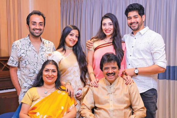 சரிகமப நடுவர் ஸ்ரீநிவாஸின் குடும்பத்தை பார்த்துள்ளீர்களா.. இதோ அழகிய குடும்ப புகைப்படம் | Singer Srinivas Family Photo