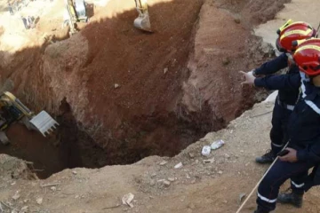 නල ලිදේ සිර වූ  අවුරුදු පහක දරුවා බේරා ගැනීමේ දැවැන්ත මෙහෙයුම සිදු වන අයුරු..(VIDEO)