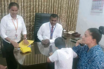 இரு பெண் பொலிஸ் அதிகாரிகளின் நெகிழ்ச்சி செயல் ; மகிழ்ச்சியில் வெளிநாட்டுப் பிரஜை