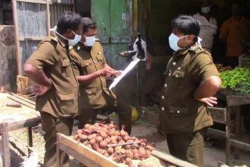 மட்டக்களப்பில் பழுதடைந்த மரக்கறிகளை விற்பனை செய்த நிலையம் முற்றுகை