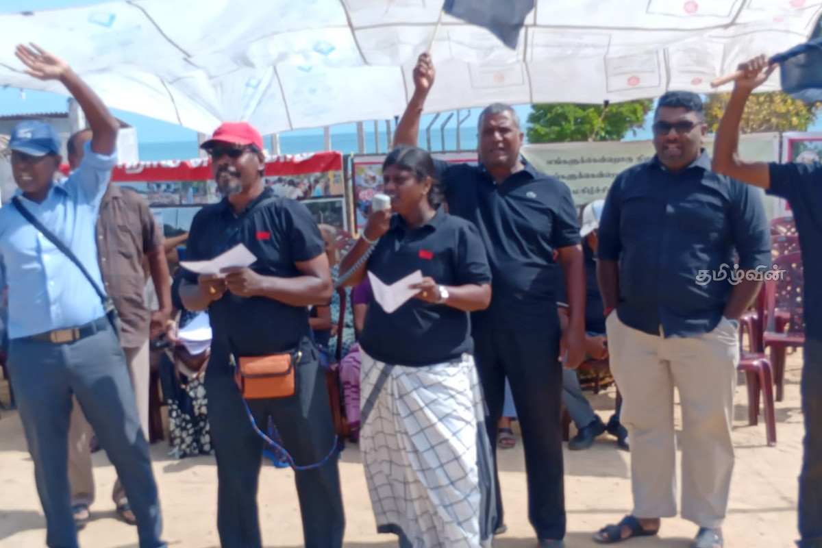 அநுர அரசே மக்களின் இயல்பு வாழ்வுக்கு இடையூறாக இருக்காதே.. பலாலி மக்கள் 10ஆவது வாரமாகவும் போராட்டம் | Palaly Residents Protest For 10Th Consecutive Week அநுர அரசே மக்களின் இயல்பு வாழ்வுக்கு இடையூறாக இருக்காதே.. பலாலி மக்கள் 10ஆவது வாரமாகவும் போராட்டம் | Palaly Residents Protest For 10Th Consecutive Week