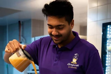 22 வயதில் டீ, சமோசா விற்று கோடிகளில் சம்பாதிக்கும் இளைஞர்