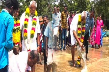 அமைச்சர் டக்ளஸின் முயற்சியில் இரணைமடு குளத்தில் விடப்பட்ட மீன் குஞ்சுகள்