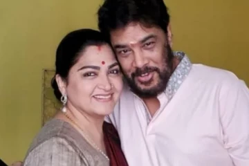 முன்னாள் காதலரின் நெஞ்சில் சாய்ந்து கட்டிப்பிடித்து புகைப்படம் எடுத்த குஷ்பூ.. அதுவும் விஜய் பட படப்பிடிப்பில்