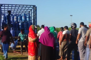 எரிவாயுக்களை பதுக்கி வைத்து அதிக விலைக்கு விற்பனை; பொதுமக்கள் குற்றச்சாட்டு!