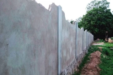 கிளிநொச்சி பாடசாலை மைதான சுற்றுமதில் ஏன் இப்படி! இது முறைகேடு இல்லையா