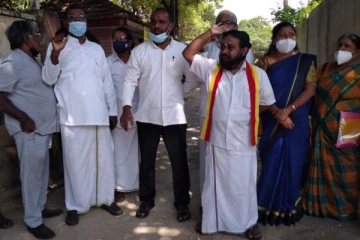 யாழ் முதல்வருக்கு எதிராக யாழ் மாநகர சபை முன்றலில் போராட்டம்! (Video)