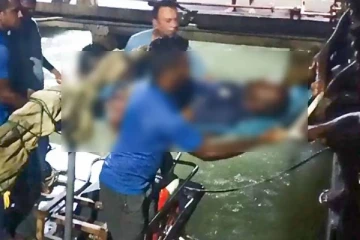 කොළඹ වරාය ආසන්නයේදී නාවිකයෙක් මහ මුහුදට වැටේ