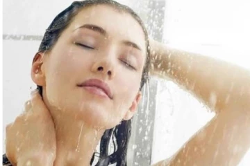 சூடான வெந்நீரில் தினமும் குளிக்கும் பழக்கம் கொண்டவர்களுக்கு! இந்த பிரச்சினைகள் எல்லாம் ஏற்படுமாம்