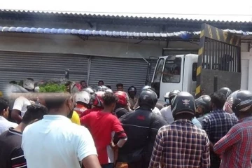 வவுனியாவில் இன்று பகல் இடம்பெற்ற சம்பவம்;  தறிகெட்டு ஓடிய லொறியால் நேர்ந்த கதி