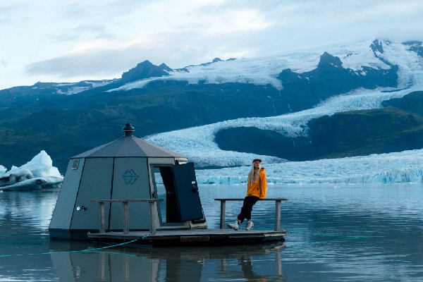 தண்ணில மிதக்கும் குடிசை - ஒரு நைட் தங்க எவ்வளவு தெரியுமா? | Floating Hut In Greenland Night Costs Rs 75 000 தண்ணில மிதக்கும் குடிசை - ஒரு நைட் தங்க எவ்வளவு தெரியுமா? | Floating Hut In Greenland Night Costs Rs 75 000