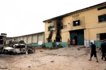 சிறையிலிருந்து தப்பித்த 1,800 கைதிகள்! பிரபல நாட்டில் பயங்கரம்!