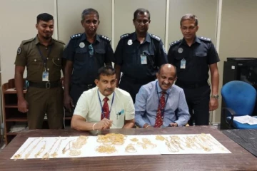 சுங்க அதிகாரியிடம் சிக்கிய தம்பதியினர்!