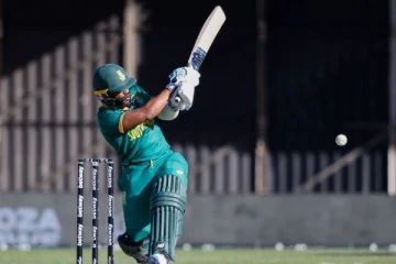 மொத்த அணியும் சொதப்பல், தனியொருவனாக நின்று சதம் அடித்த கேப்டன்!