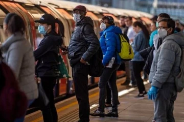 லண்டனில் இரயில் வரும் போது ப்ளாட்பார்ம் விளிம்பில் கால்களை நீட்டி உட்கார்ந்து செல்ஃபி எடுக்க முயன்ற நபர்! அடுத்து நடந்த சம்பவம்