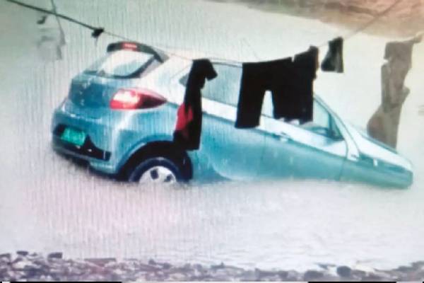 Google Map உதவியுடன் சென்ற கணவன் மனைவி காருடன் குளத்தில் விழுந்ததால் பரபரப்பு | Couplehelp Google Map Fell Into A Pond With Car