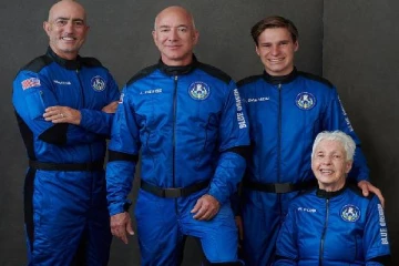 அமேசான் நிறுவுனருடன் விண்வெளிக்கு சென்ற குழுவினர் பூமி திரும்பினர்