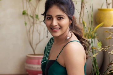 ரிஸ்க் எடுத்த நடிகை அஞ்சலி.. 16 மாடி கட்டிடத்தில் இருந்து குதித்தாரா?