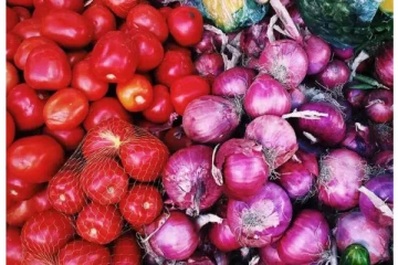 கிடுகிடுவென ஏறிய தக்காளி, சின்ன வெங்காயம் விலை - இன்றைய நிலவரம்?