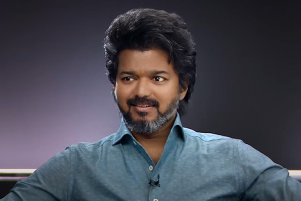 குழந்தையாக தொட்டிலில் தளபதி விஜய்.. அழகிய குடும்ப புகைப்படம்..