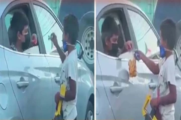 சிக்னலில் நின்று கொண்டிருந்த கார்... சாலையில் 2 சிறுவர்கள் செய்த காரியம்! கண்கலங்க வைக்கும் காட்சி