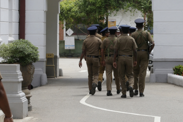 16 வயதான இரட்டை சகோதரிகளை தேடும் பொலிஸார் | Police Searching For 16 Year Old Twin Sisters
