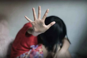 பெற்றோரின் அரவணைப்பின்றி உறவினர்களால் பாதிக்கப்பட்ட 14 வயது சிறுமி