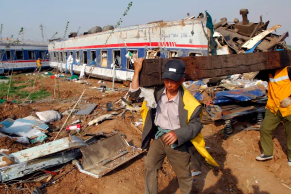 சீனா ரயில் விபத்தில் 11 போ் உயிரிழப்பு | 11 Killed In China Train Accident