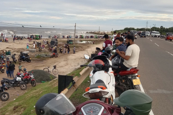 காலநிலை சீற்றத்திற்கு நடுவில் புதினம் பார்க்க வந்த தமிழர் பகுதி மக்கள் | People Came To See The Novel Amidst Weather Chaos