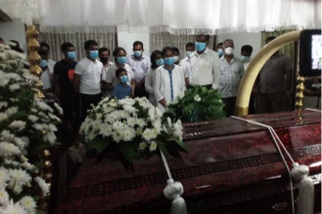 பெரும்பாலானோரின் கண்ணீருக்கு மத்தியில் வீட்டில் அஞ்சலிக்காக வைக்கப்பட்டுள்ள பிரியந்தவின் சடலம்