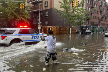 நியூயோர்க்கில் வெள்ளப்பெருக்கு; நீரில் மூழ்கிய பல பகுதிகள்