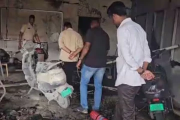 ஓலா ஸ்கூட்டர் ஷோரூமுக்கு தீ வைத்த வாடிக்கையாளர் - காரணத்தை பாருங்க!