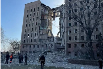 ரஷ்ய படையினரின் தாக்குதலில் பொதுமக்கள் உயிரிழப்பு : மீட்பு பணிகள் தீவிரம் (Photos)