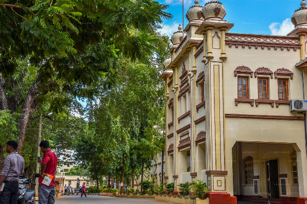 யாழ் பல்கலைக்கழக மாணவர்கள் நால்வருக்கு அதிரடித்தடை! | Four Jaffna University Students Banned
