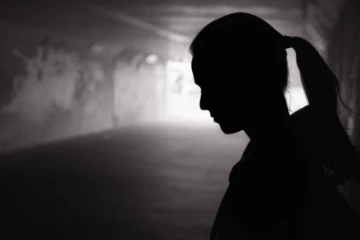 பெண்ணின் தலைமுடியை அறுத்து அரை நிர்வாணமாக ஊர்வலம் ; பொலிஸாரை உறைய வைத்த சம்பவம்