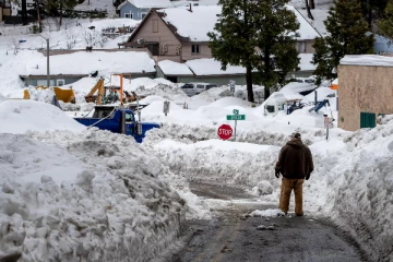அமெரிக்காவில் கடும் பனிப்புயல்..5 பேர் உயிரிழப்பு - பொதுமக்கள் வீடுகளில் முடக்கம்