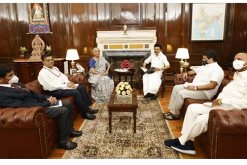 நிர்மலா சீதாராமனை சந்தித்த முதலமைச்சர் :  என்ன புத்தகம் பரிசு கொடுத்தார் தெரியுமா ?