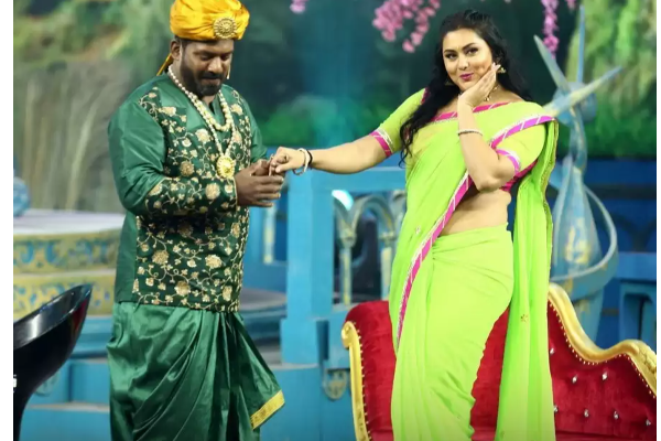 நமீதாவை ‘கிஸ்’ அடித்த ரோபோ சங்கர்! ‘மனுசனுக்கு மச்சம்யா’ வயித்தெரிச்சலில் ரசிகர்கள் | Cinema Viral News