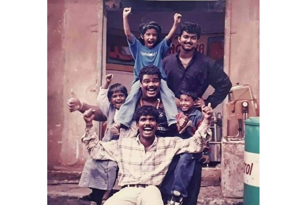 துள்ளாத மனமும் துள்ளும் படப்பிடிப்பில் சூப்பராக விஜய் எடுத்த புகைப்படம்- இதுவரை பார்க்காத ஒன்று | Thullatha Manamum Thullum Shooting Spot Unseen