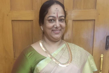 அச்சு அசல் நளினி போலவே இருக்கும் அவரது மகள்.. லேட்டஸ்ட் போட்டோ இதோ