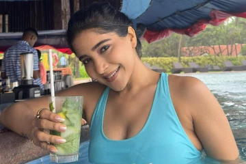 நீச்சல் உடையில் சாக்ஷி அகர்வால் தாறுமாறு கவர்ச்சி